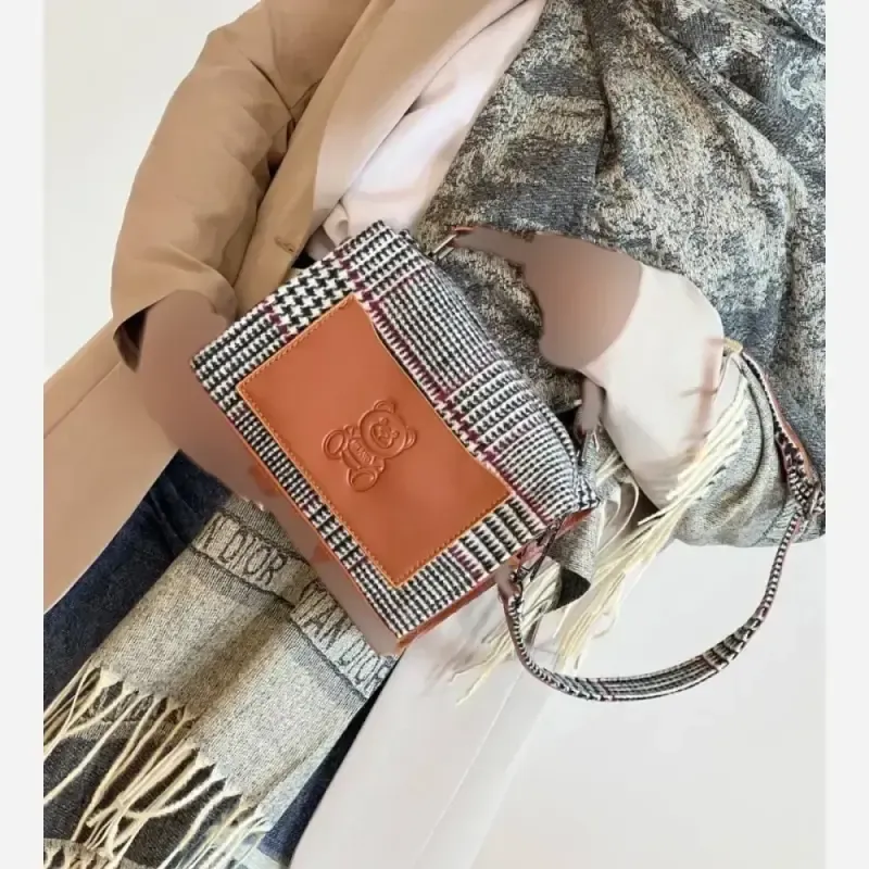 کیف زنانه Moschino جنس فوتر ابعاد 15 در 21 سانت - تصویر 9