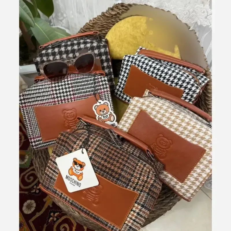 کیف زنانه Moschino جنس فوتر ابعاد 15 در 21 سانت - تصویر 6