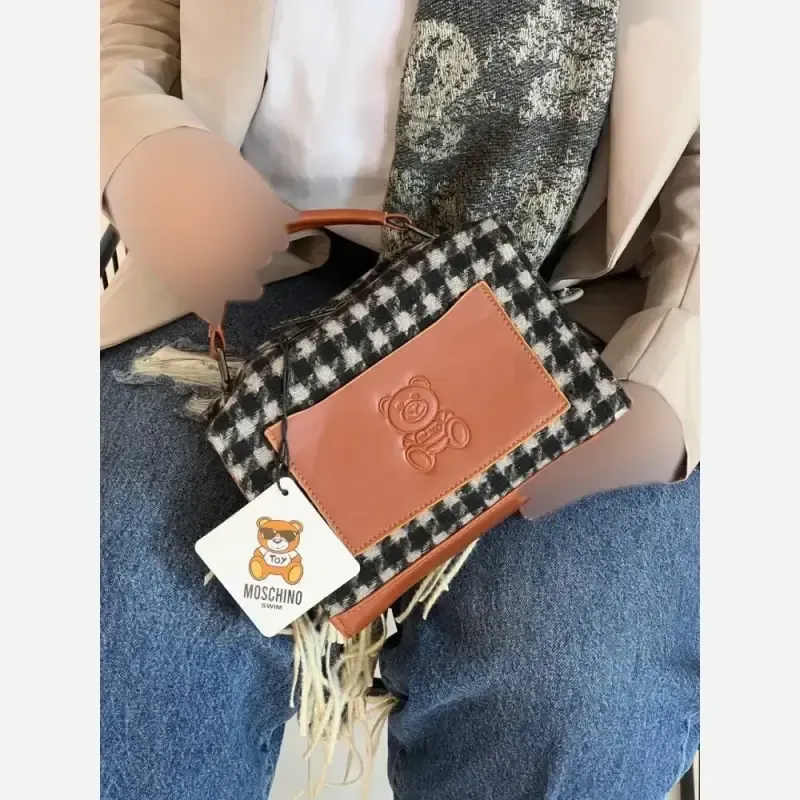 کیف زنانه Moschino جنس فوتر ابعاد 15 در 21 سانت - تصویر 7