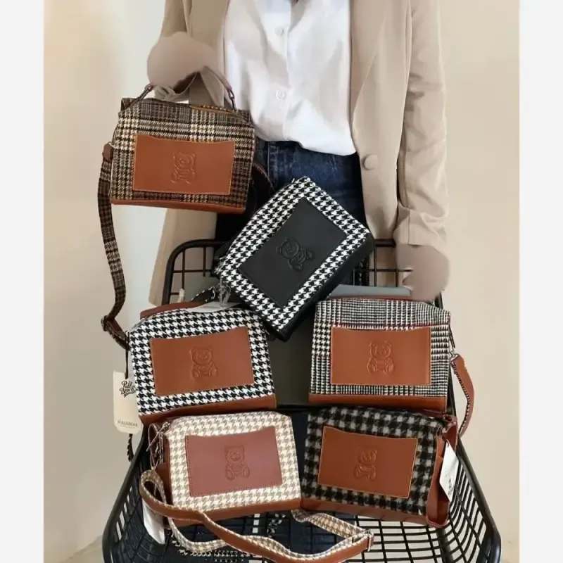 کیف زنانه Moschino جنس فوتر ابعاد 15 در 21 سانت - تصویر 15