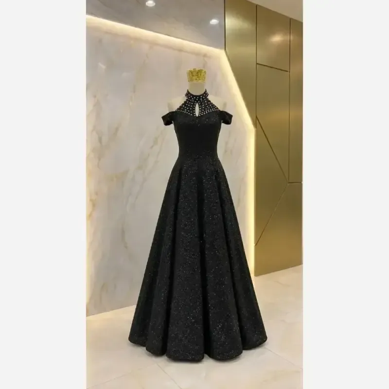 ماکسی مجلسی زنانه دانتل چمنی مشکی کاپدار نگین دار سایز بزرگ - تصویر 2