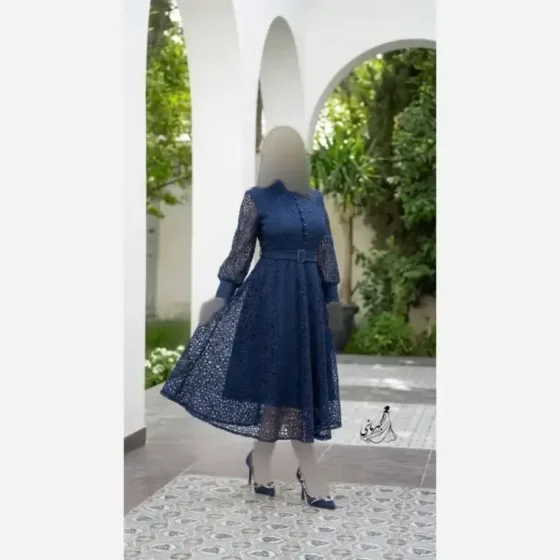 لباس میدی مجلسی زنانه دانتل قیطونی کاپدار کمربندار رنگ سفید و سورمه ای