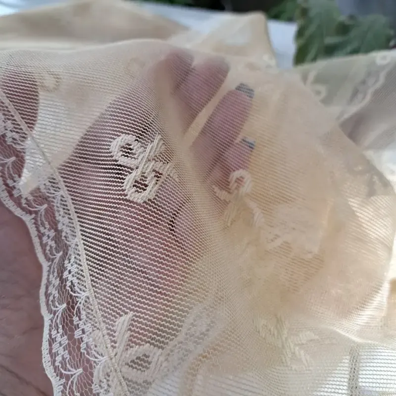 مینی اسکارف توری پاپیونی دور گیپور ابعاد 70 در 100 سانتیمتر مناسب بهار و تابستان - تصویر 3