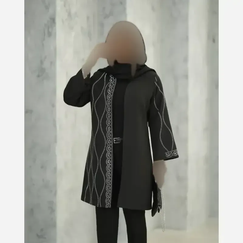کت مانتویی زنانه مدل مهدیس پارچه سوپر مازراتی رنگ مشکی قد 90 سایز بزرگ - تصویر 4