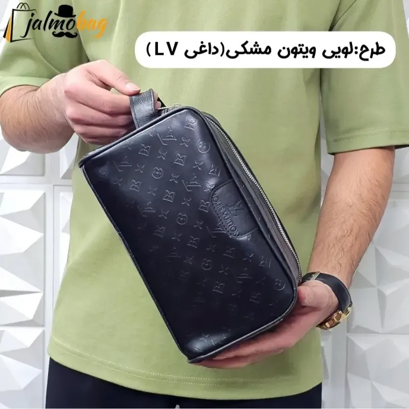 کیف دستی مردانه اسپرت طرحدار چرم صنعتی دو خانه بند دستی - تصویر 2