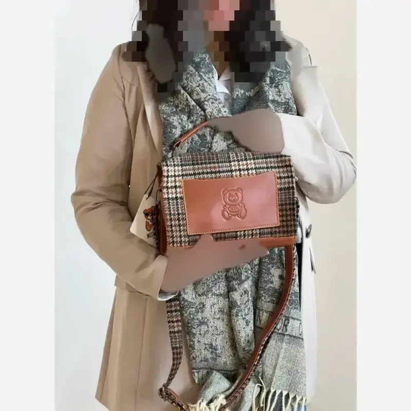 کیف زنانه Moschino جنس فوتر ابعاد 15 در 21 سانت - تصویر 13