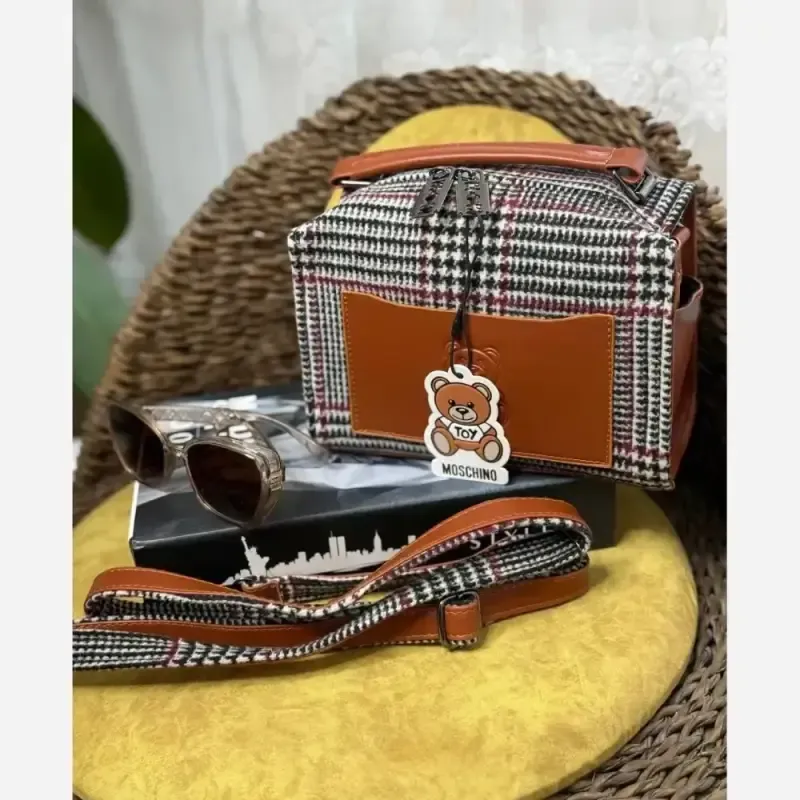 کیف زنانه Moschino جنس فوتر ابعاد 15 در 21 سانت - تصویر 4