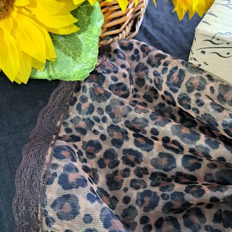 شال رینگی زنانه طرح پلنگی جنس تور دور گیپور سایز 50 در 100 رنگ کرم قهوه ای - تصویر 4