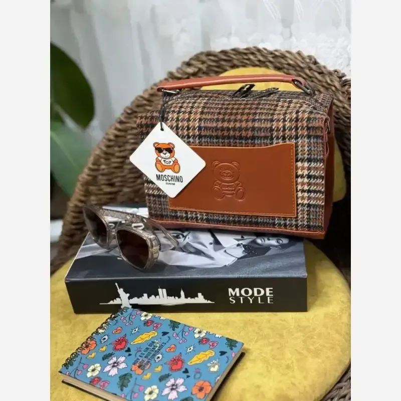 کیف زنانه Moschino جنس فوتر ابعاد 15 در 21 سانت - تصویر 5