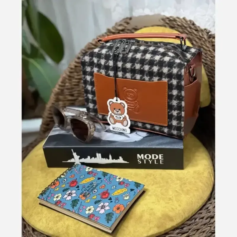 کیف زنانه Moschino جنس فوتر ابعاد 15 در 21 سانت - تصویر 3