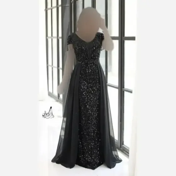 پیراهن مجلسی زنانه پولک مخمل و تور مشکی مدل تابان کاپدار سایز بزرگ