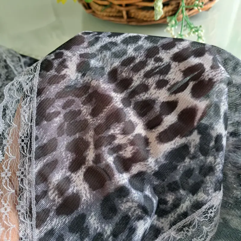 مینی اسکارف پلنگی ابعاد 70 در 70 دور توری طوسی مشکی - تصویر 3