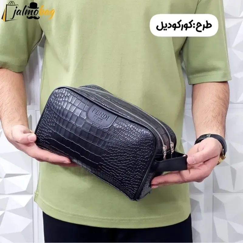 کیف دستی مردانه اسپرت طرحدار چرم صنعتی دو خانه بند دستی - تصویر 3
