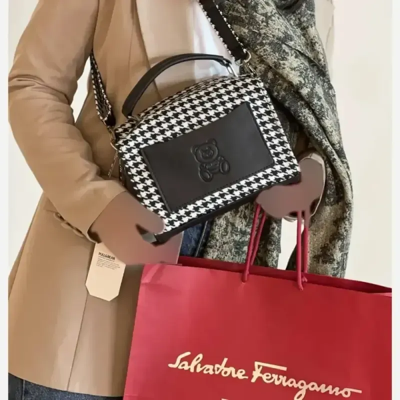 کیف زنانه Moschino جنس فوتر ابعاد 15 در 21 سانت - تصویر 12